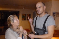Auf dem Foto wird Hilfsnachwächterin Monika Cleven von Hobbyschreiner Thomas Bömer in die neue Halsgeige gesperrt.