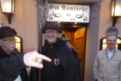 Hilfsnachtwächter am frühen Abend