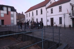 Vor der weißen Schule am Margaretenplatz