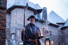 Der Linner Nachtwächter vor Burgkulisse