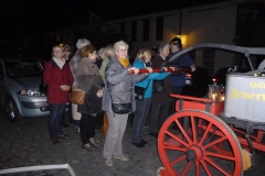 Besuchergruppe mit Feuerwehrwagen