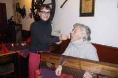 Fütterung im Pranger
