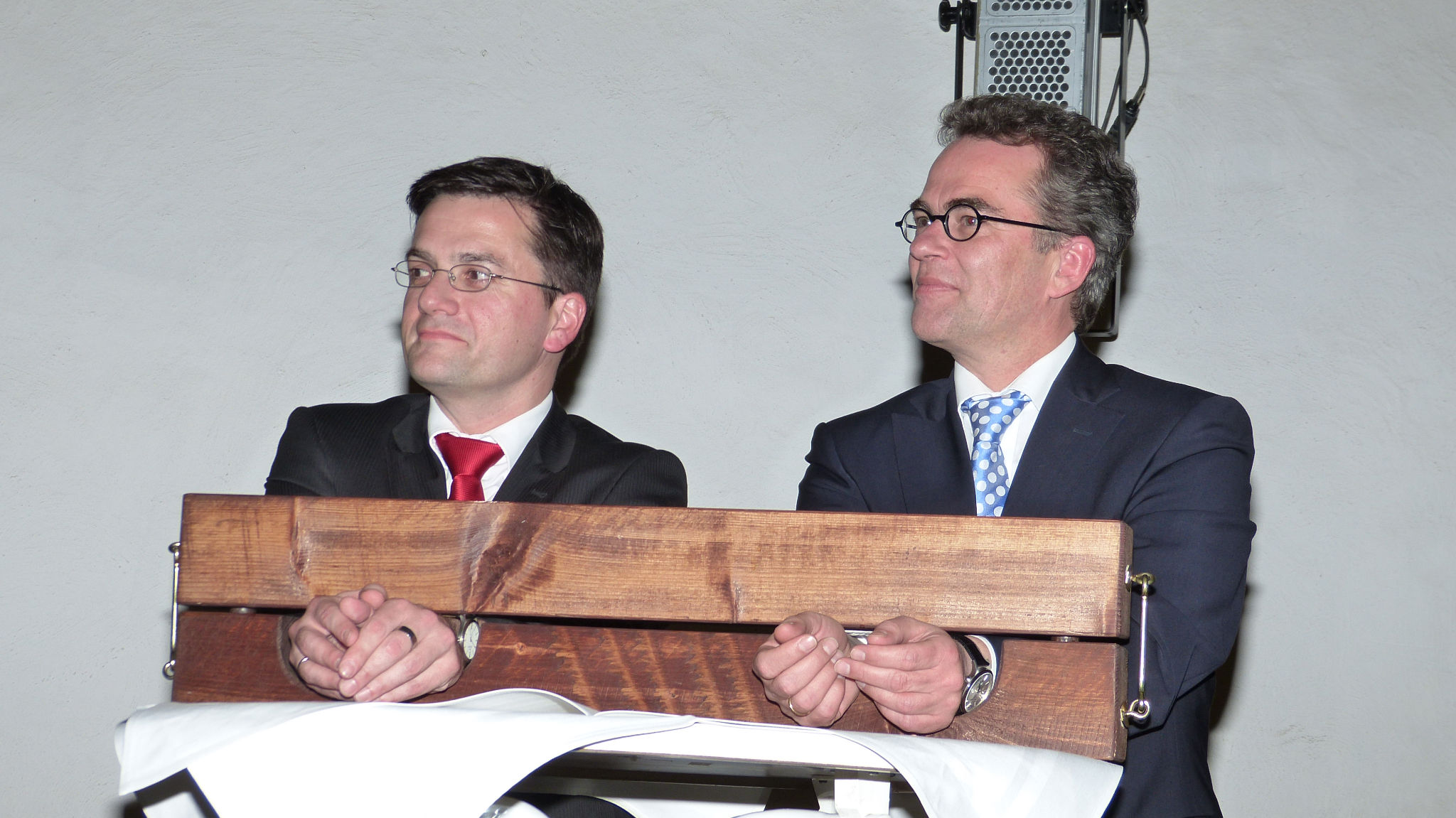 NRW-Justizminister Kutschaty (links) und Krefelds OB Kathstede im Pranger
