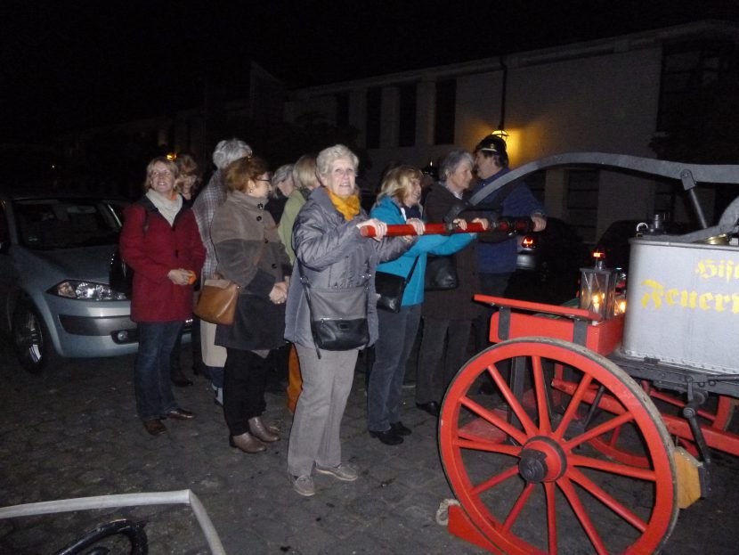 Besuchergruppe mit Feuerwehrwagen - Hat das mit der Pest zu tun?