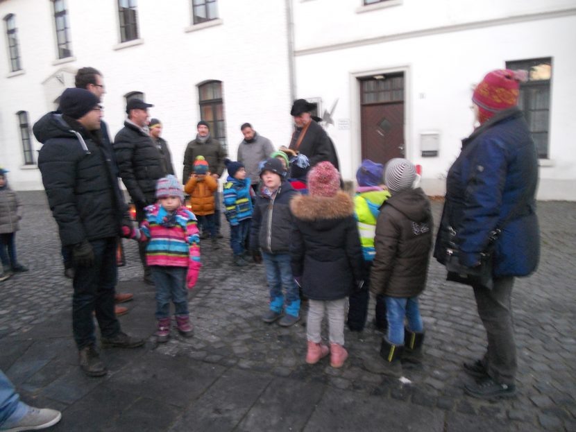 Interessierte Zuhörer beim Kindergartenrundgang