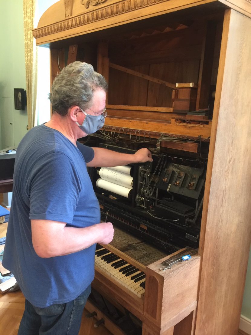 Auf dem Foto lädt Restaurator Wendel das Kaffeehausorchestrion zum Transport ein.