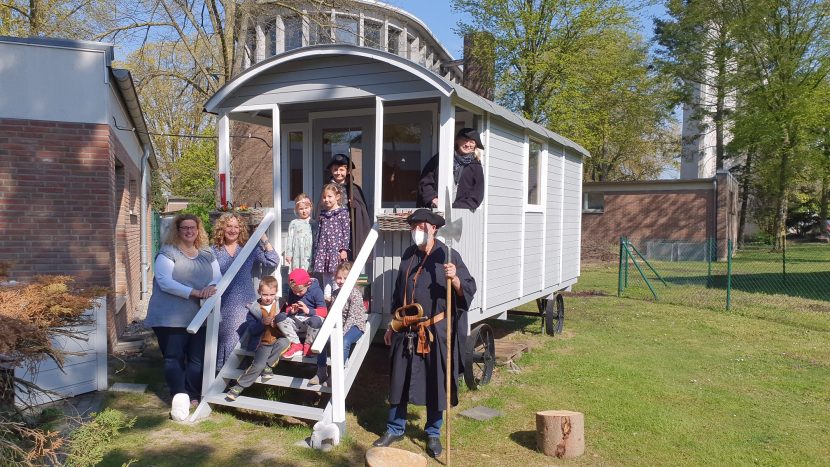 Nachtwächter mit Kindern und Bauwagen