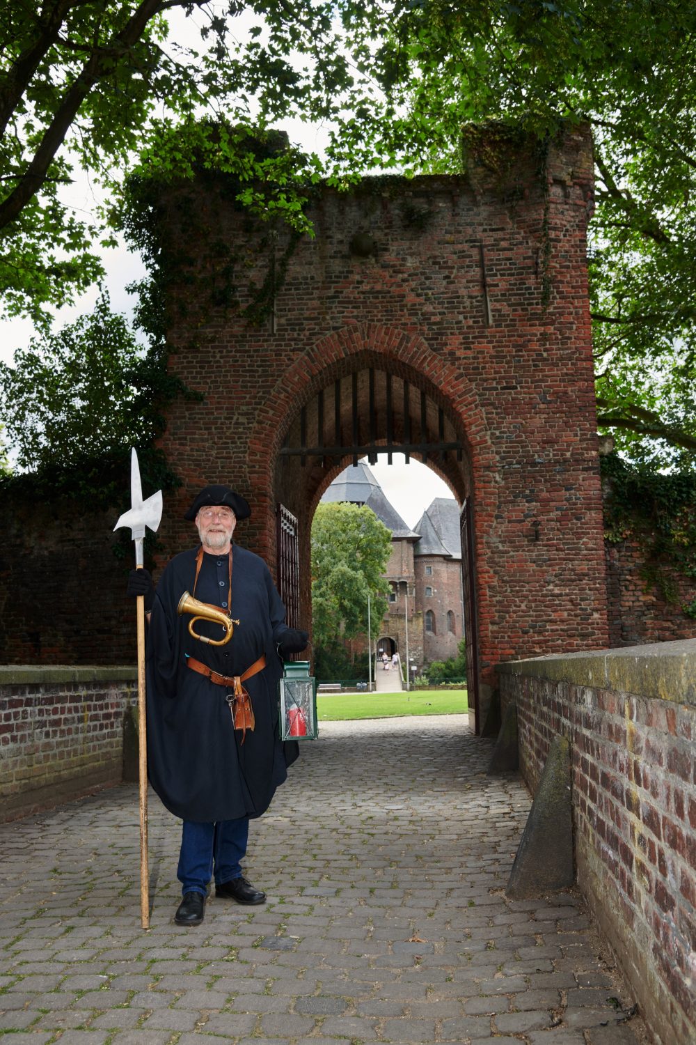 Nachtwächter vor dem Burgtor